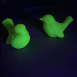 2 Green Fenton custard birds